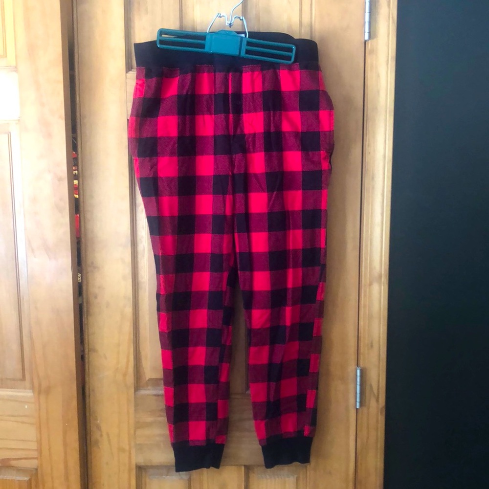 Jogger pajama pants
Buffalo plaid
Pockets on side
Size medium
